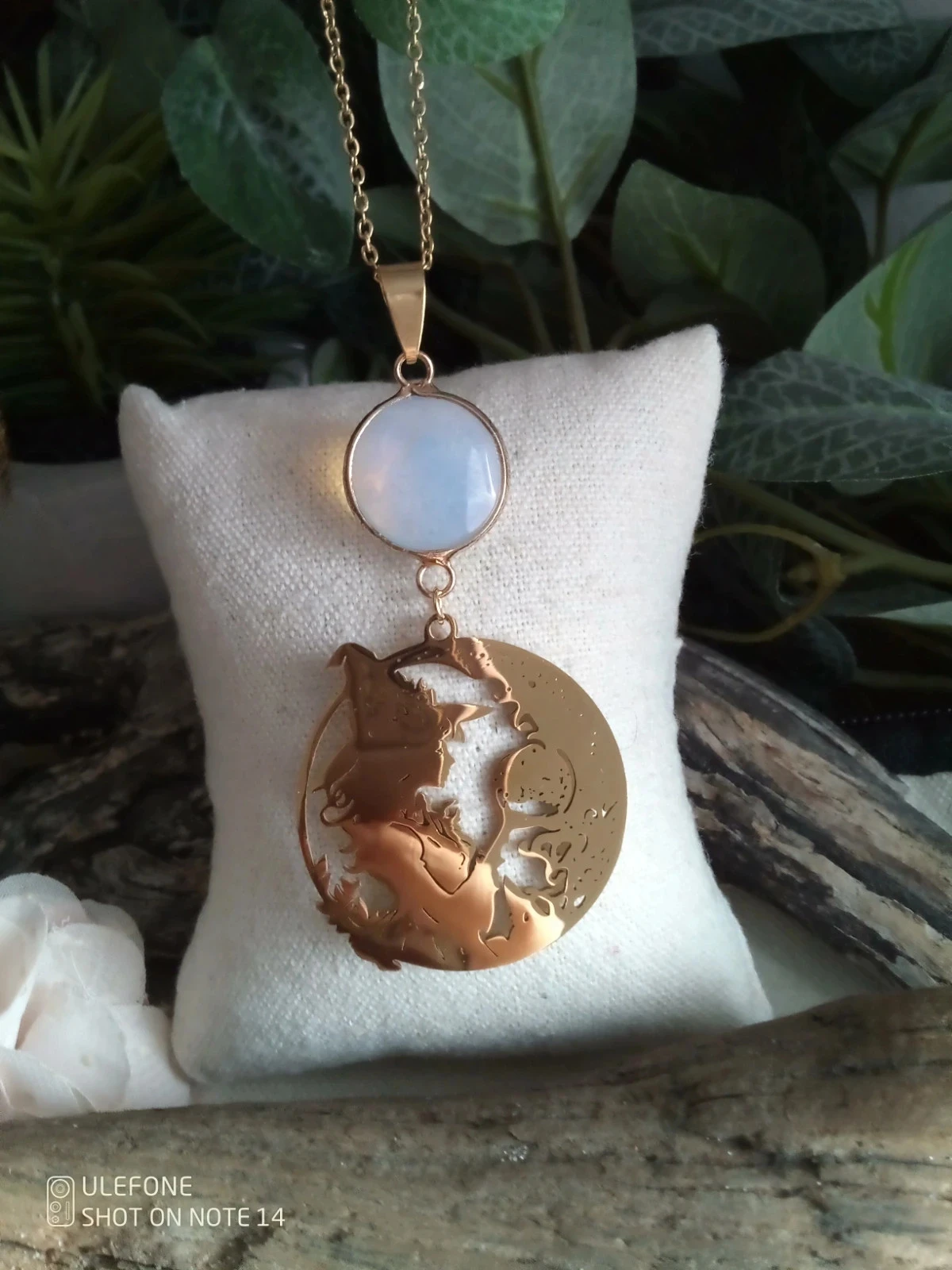 Collier bohème doré sorcière lune et pendentif opaline
